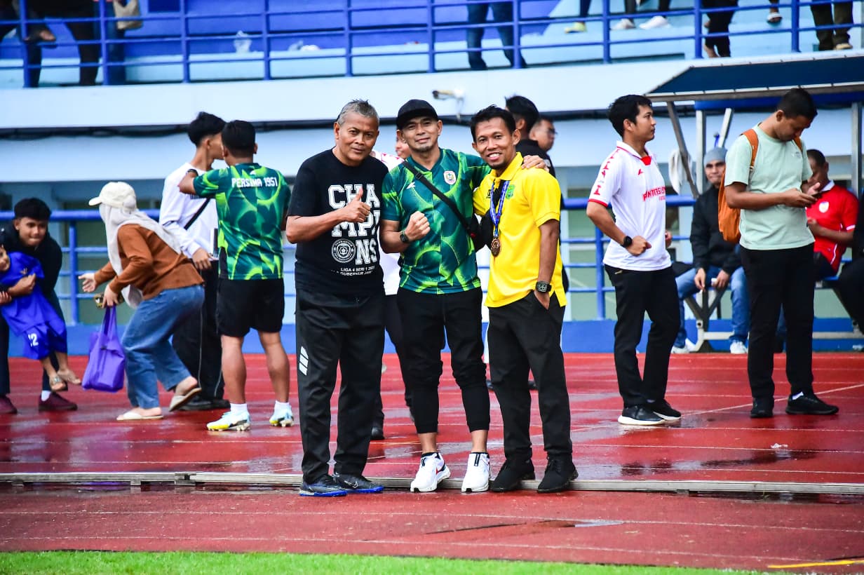 Dari kiri ke kanan, Ronny Remon, Imral Usman, dan Dian Oktovery, Trio pelatih asal Sumbar sukses di Liga 4 Seri 1 Jabar